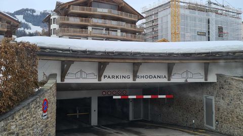 Place de parking couverte, au centre de Crans