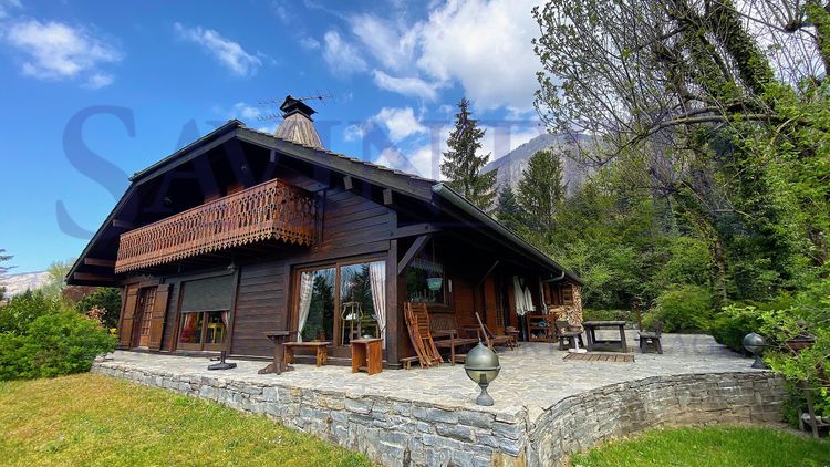 QUIET CHALET IN OCCUPIED LIFEANNUITY. LAND 2700M2.