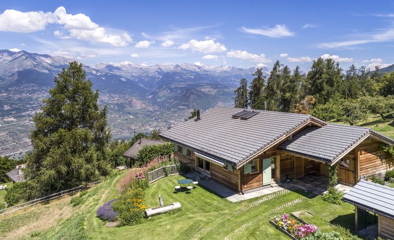 Nature lovers, this magnificent chalet is made for you !