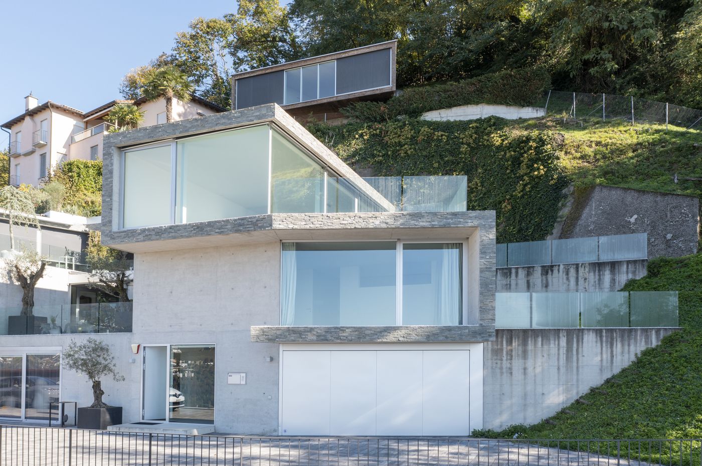 Moderne Villa mit Loft und edle Sicht auf See, Stadt und Berge