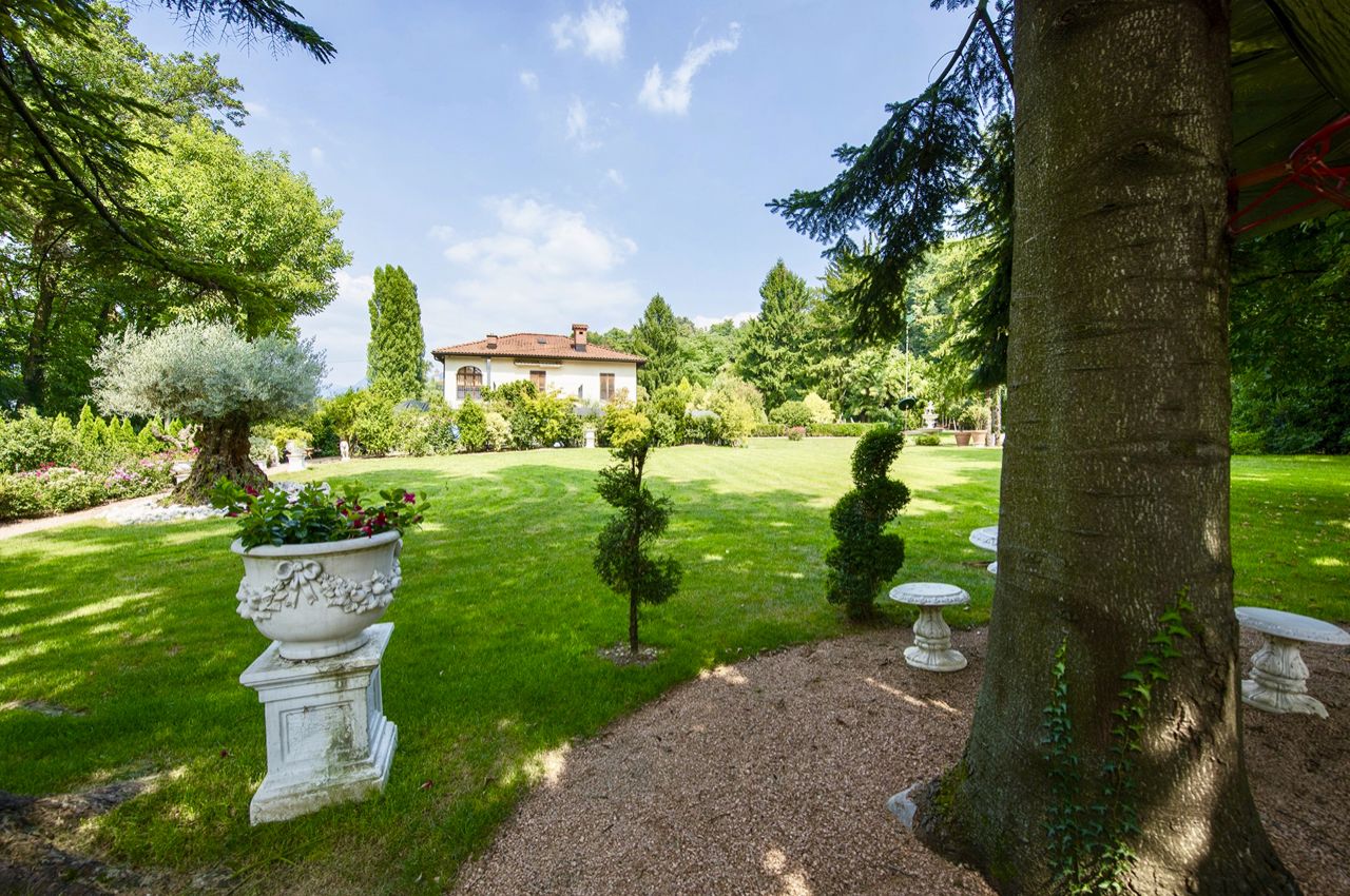 Villa Ticinese Immersa nel Parco con Progetto per Piscina Esterna